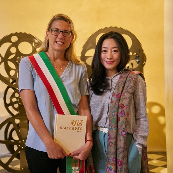 切雷托圭迪市市长Simona Rossetti与艾敬